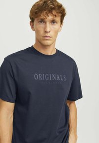 Jack & Jones JORFREDERIKSBERG SS CREW NECK NOOS - Tričko s potlačou - sky captain