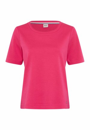 Lyserød T-shirt med korte ærmer og rund halsudskæring samt lille metal logo-tag nær kanten, på hvid baggrund.