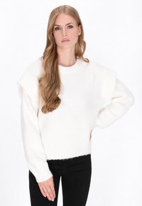 Hvid strikket sweater med en løs pasform, brede ærmer og rund halsudskæring. Blød tekstur og let fuzzy overflade i hele stoffet.