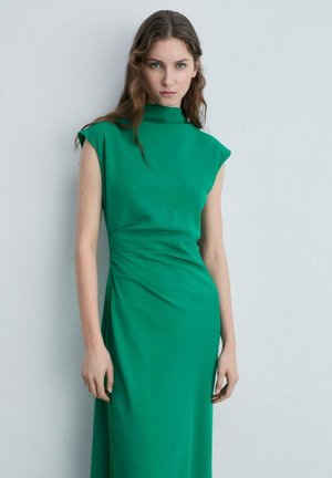 Grünes, ärmelloses Kleid aus glattem Stoff. Es hat einen hohen Halsausschnitt, ein drapiertes Design und dezente Raffung an der Seite.