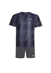 T-shirt sportivo blu navy con tessuto testurizzato a pois, abbinato a pantaloni corti grigi con logo sull'orlo.