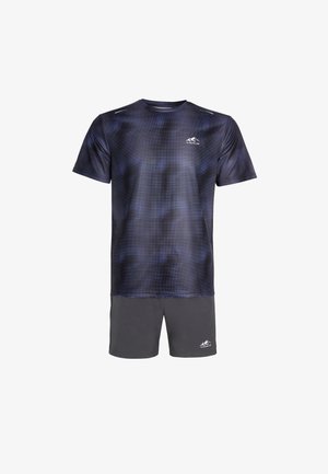 Marineblauw sportt-shirt van textuurstof met een stippenpatroon, gecombineerd met grijze shorts met een logo op de zoom.