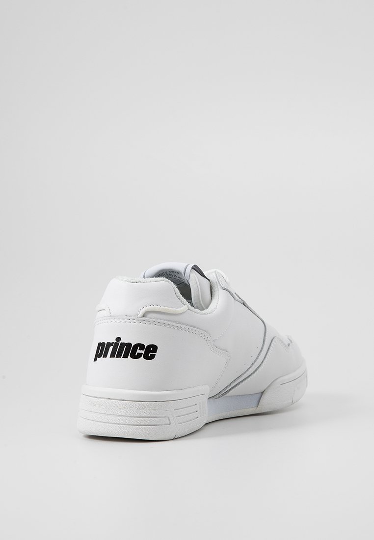 Zapatilla blanca con una textura de cuero suave, forma redondeada, logo negro en el talón y sutiles acentos grises a lo largo del costado.