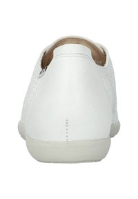 Baskets en cuir blanc avec un dessus perforé, doublure douce et semelle rembourrée. Présente un simple détail de couture le long du talon.