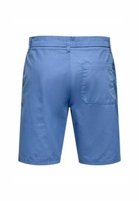 Pantaloni blu con una superficie liscia, dotati di una tasca posteriore e un design semplice e strutturato. Rifiniti con una cintura pulita.