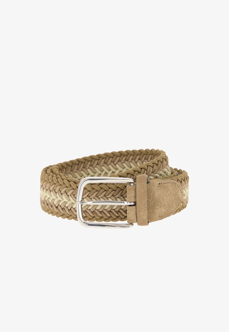 Ceinture en tissu tressé beige clair et beige avec une boucle en métal argenté et des détails en cuir suédé à l'extrémité.