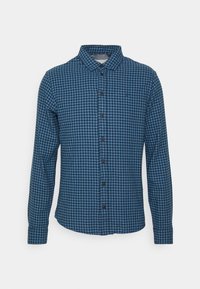 Camisa de manga larga a cuadros azules con cuello abotonado, que presenta botones negros y un dobladillo curvo. Fabricada con una suave tela tejida.