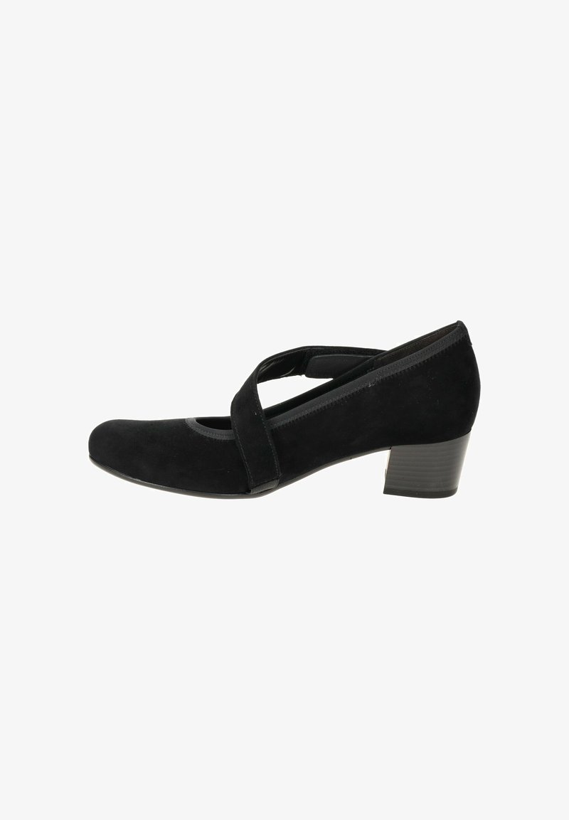 Chaussure Mary Jane en daim noir avec un petit talon carré et une large sangle sur le cou-de-pied, inclinée vers la droite sur fond blanc.