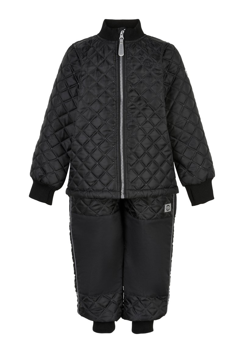 Set in giacca e pantaloni trapuntati neri, con polsini a costine e chiusura frontale con zip, caratterizzato da una texture liscia e dettagli con motivo a diamante.