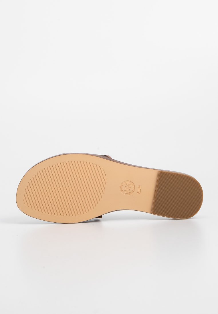 Sandal de color marrón con una suela de goma texturizada, que presenta una parte superior lisa y un diseño minimalista. La suela tiene estrías para mayor tracción.