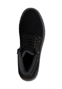 Scarpa nera stringata con tomaia in suede testurizzato, colletto imbottito e suola in gomma. Presenta cuciture grigie e una fodera interna.