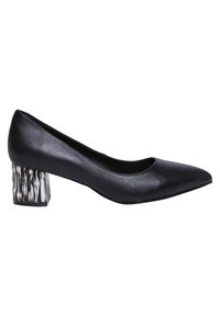 Pump in pelle nera con punta affusolata e tacco a blocco testurizzato caratterizzato da un motivo in argento e nero. Superficie liscia con un design elegante.