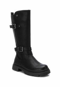 Botas negras de cuero sintético hasta la rodilla con una textura suave, que presentan correas con hebillas y una suela de goma resistente.