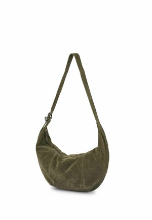 Ramena torbica iz oljčno zelene semiša z ukrivljeno obliko, zadrgo in mehko teksturo. Dolg nastavljiv trak za nošenje čez ramo, minimalističen dizajn.
