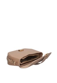 Borsa a tracolla in morbida ecopelle beige dal design rettangolare, con dettagli in oro, interno con zip e chiusura a pattina frontale.