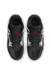 Baskets noires avec un dessus en maille et en cuir, présentant des accents gris, des lacets noirs et un petit logo rouge sur la languette.