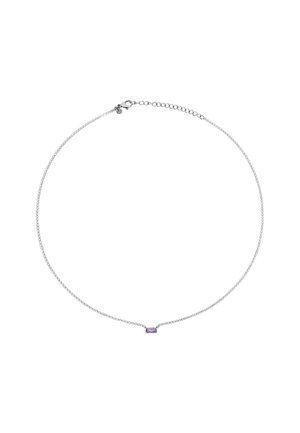 Srebrny naszyjnik łańcuszkowy z małym prostokątnym fioletowym kamieniem szlachetnym na środku. Delikatny wzór ogniw z regulowanym zapięciem.
