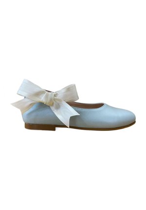Bailarina de color azul claro con punta redonda, material suave y un gran lazo de color crema en el talón. Diseño de suela plana.