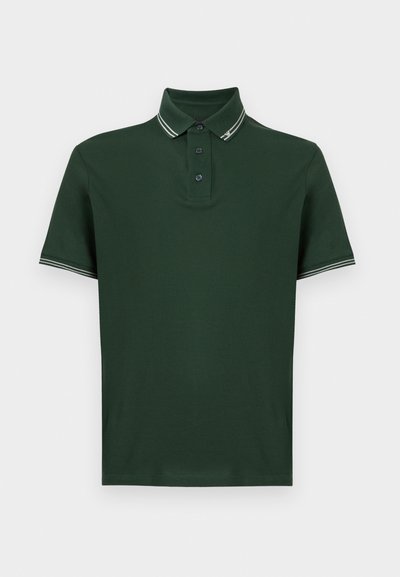 Polo vert foncé à manches courtes avec trois boutons noirs et fines rayures blanches sur le col et les bords des manches.