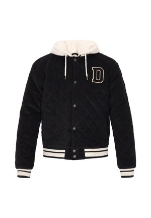 Must tikitud jakk valge fliisvoodriga kapuutsi, haaksete kinnituste, soonikuga mansettide ja servaga, millel on valged triibud, ning suure "D" tähe tikandiga rinnal.