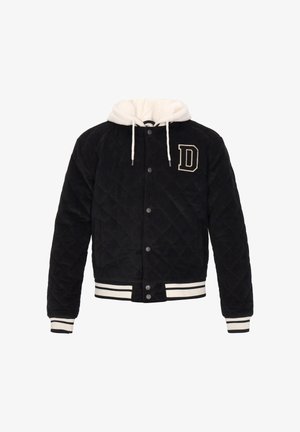 Must tikitud jakk valge fliisvoodriga kapuutsi, haaksete kinnituste, soonikuga mansettide ja servaga, millel on valged triibud, ning suure "D" tähe tikandiga rinnal.