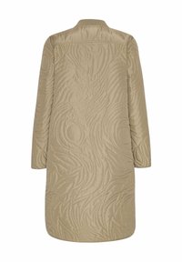 Abrigo acolchado beige con un patrón de espiral texturizado, mangas largas y cuello. Presenta un acabado suave y un corte relajado.