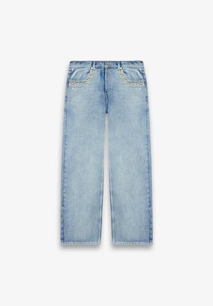 Jeans in denim azzurro chiaro a gamba larga con tasche frontali decorate con perle e strass sparsi.