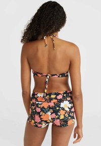 Bloemenbikini-top met een zwarte achtergrond, met oranje, roze en witte bloemen. Te binden aan de nek en de rug, gecombineerd met bijpassende shorts.