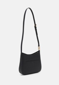 Sort faux læder skuldertaske med en buet form, justerbar rem og en lynlåslomme med en accent i guldfarvet hardware.