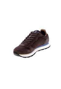 Scarpa sportiva in camoscio marrone con tomaia in mesh, suola intermedia bianca e suola esterna in gomma nera. Presenta un design con lacci e un sottile accento blu.