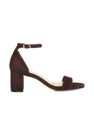 Sandal con tacco alto in suede marrone, con punta quadrata, cinturino alla caviglia e tacco a blocco. Presenta una fibbia dorata e un interno liscio.