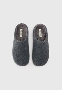 Pantofole grigie in feltro con un esterno morbido e texture, design slip-on e una fodera grigia scura. Presenta un piccolo logo sul lato.