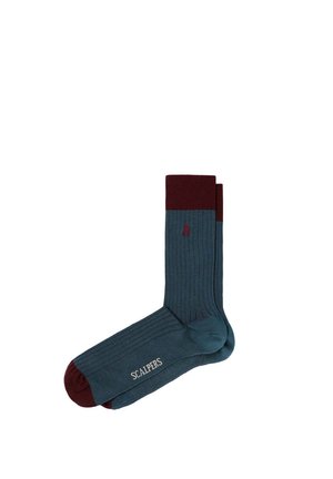 Par de calcetines azules acanalados con puños y dedos de color rojo oscuro, con un pequeño logo rojo y texto "SCALPERS" en el pie.