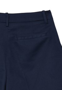 Pantalon bleu marine avec une texture lisse, doté d'une poche arrière unique et d'une ceinture plate.