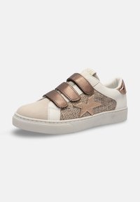 Baskets en cuir blanc avec un dessus beige texturé. Trois bandes Velcro en métal rose doré et un accent en étoile sur le côté. Semelle en caoutchouc plate.