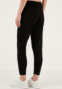 LELA REGULAR FIT - Trainingsbroek - black