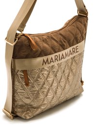 Borsa a spalla trapuntata in marrone e beige, con una lunga tracolla regolabile e un logo del marchio in evidenza. Superficie testurizzata con motivo a diamante.