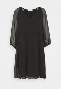 Vestido negro ligero con escote en V, mangas tres cuartos, textura en capas y un ajuste holgado. Tejido suave y semi-translúcido con un patrón sutil.