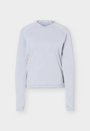 Lysegrå atletisk langærmet skjorte med rund hals, fremstillet i mesh-stof med diskrete syninger, vist på en simpel hvid baggrund.