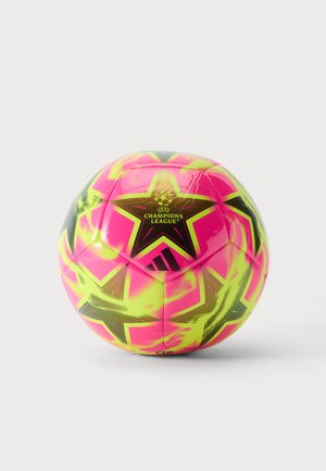 Ballon de football de la Ligue des champions de l'UEFA rose et jaune avec motif d'étoiles noires et logo Adidas, présenté sur un fond clair uni.