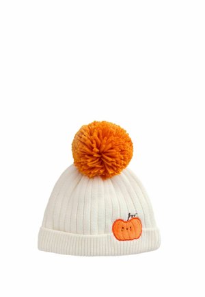 Hvid ribstrikket hue med en stor orange pompon på toppen og en lille broderet orange græskar på manchet.
