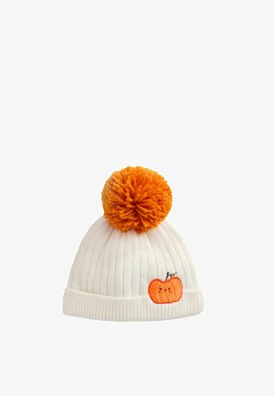 Hvid ribstrikket hue med en stor orange pompon på toppen og en lille broderet orange græskar på manchet.