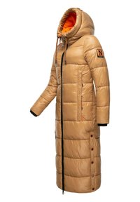 Lang tan pufferjas met oversized capuchon, oranje voering, voorkant rits, zijzakken en drukknoopdetails langs de onderkant. Zwarte accenten op de manchetten.
