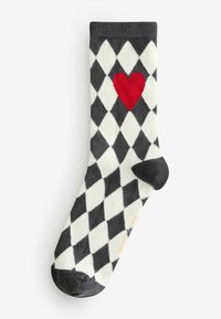 Czarno-biała skarpetka w romby z czerwonym sercem. Dzianinowa struktura oraz wzmocnione szare części na pięcie i palcach.
