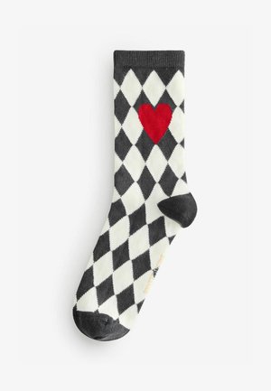 Mustvalge teemantmustriga sokk punase südameikooniga. Kootud tekstuuriga ning tugevdustega hallid kanna ja varbosaalud.