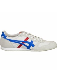 Sport sneakers med en overlæder i hvidt læder, blå og røde detaljer samt en struktureret grå ruskindshæl. Har en polstret sål og hvide snørebånd.