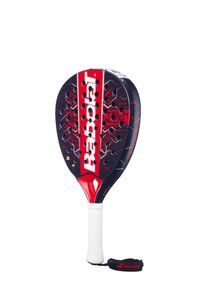 Babolat Vertuo Padel-Schläger mit einem schwarz-roten Design, strukturiertem Griff, rundem Kopf, Löchern für Aerodynamik und Handgelenkband.