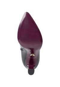 Svart högklackad sko med spetsig tå och strukturerad sula; har en djup burgundyröd accent och en guldlogotypdetalj nära hälen.