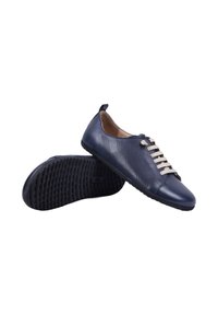 Chaussures décontractées en cuir bleu marine avec lacets blancs, motif perforé sur le côté et semelle en caoutchouc noire texturée, présentées sur fond blanc.