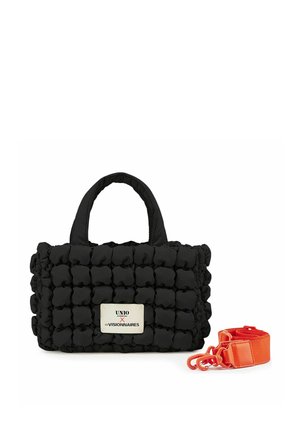 Schwarze gepolsterte Handtasche mit kurzen Griffen und weißem Etikett, dazu ein abnehmbarer, leuchtend oranger Riemen mit Verschlüssen.